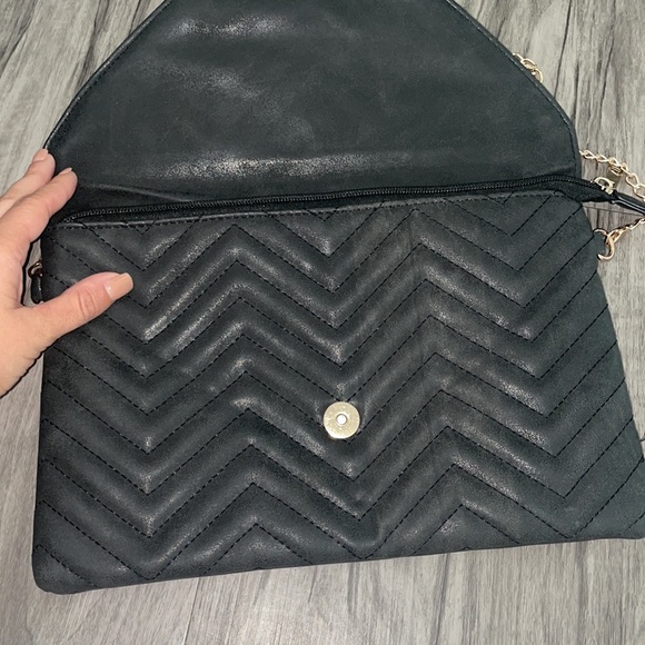 Olivia Miller envelope clutch/ crossbody with gold chain - Picture 3 of 8